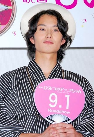 「そんな目でみつめないで」岡田将生、ピアノの隣に佇むデコ出し黒スーツ姿にうっとり「信じられないカッコよさ」