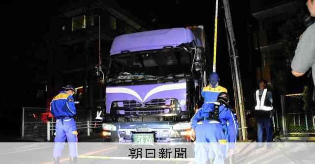 自転車で車道に転倒、トラックにはねられ小学生くらいの男児が死亡 [千葉県]：朝日新聞