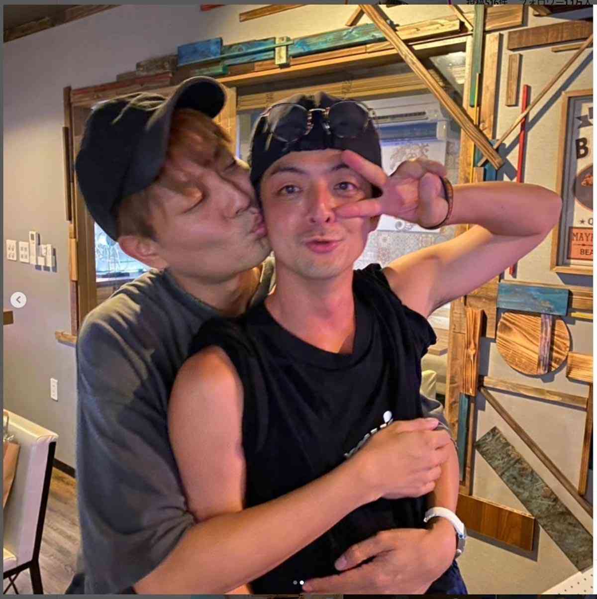 矢口真里との離婚から12年…元夫・中村昌也　ORANGE RANGEのボーカルYAMATOとバックハグ＆キス「何やってんの」ネット唖然