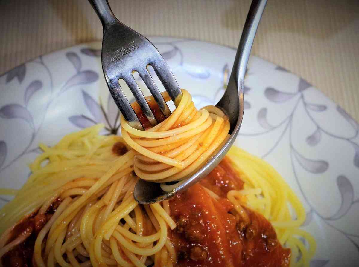 本場イタリアは使わないのに…日本はパスタに「スプーン」、なぜ使う？？ | オトナンサー