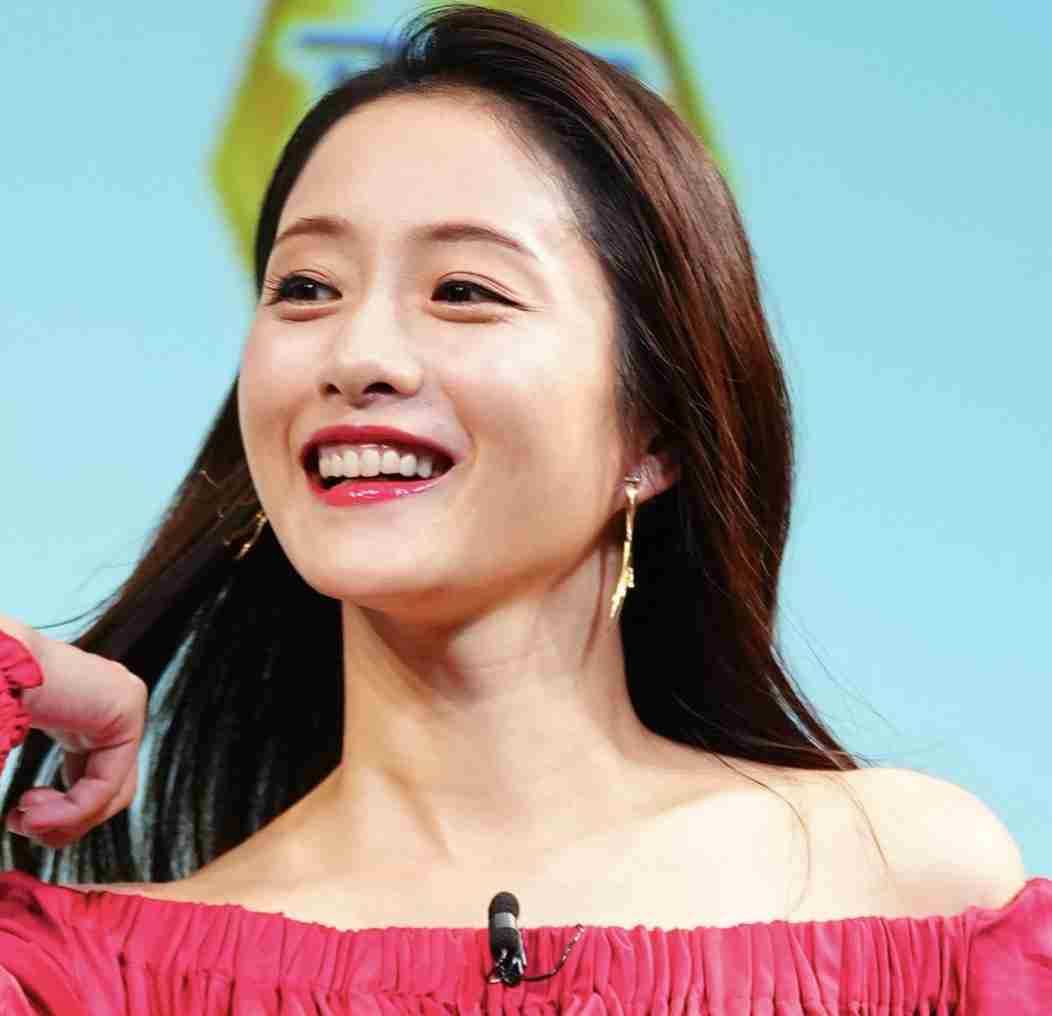 石原さとみ第2子出産後、赤ドレスで初の公の場 「子が夜泣きして…」明かすも笑顔