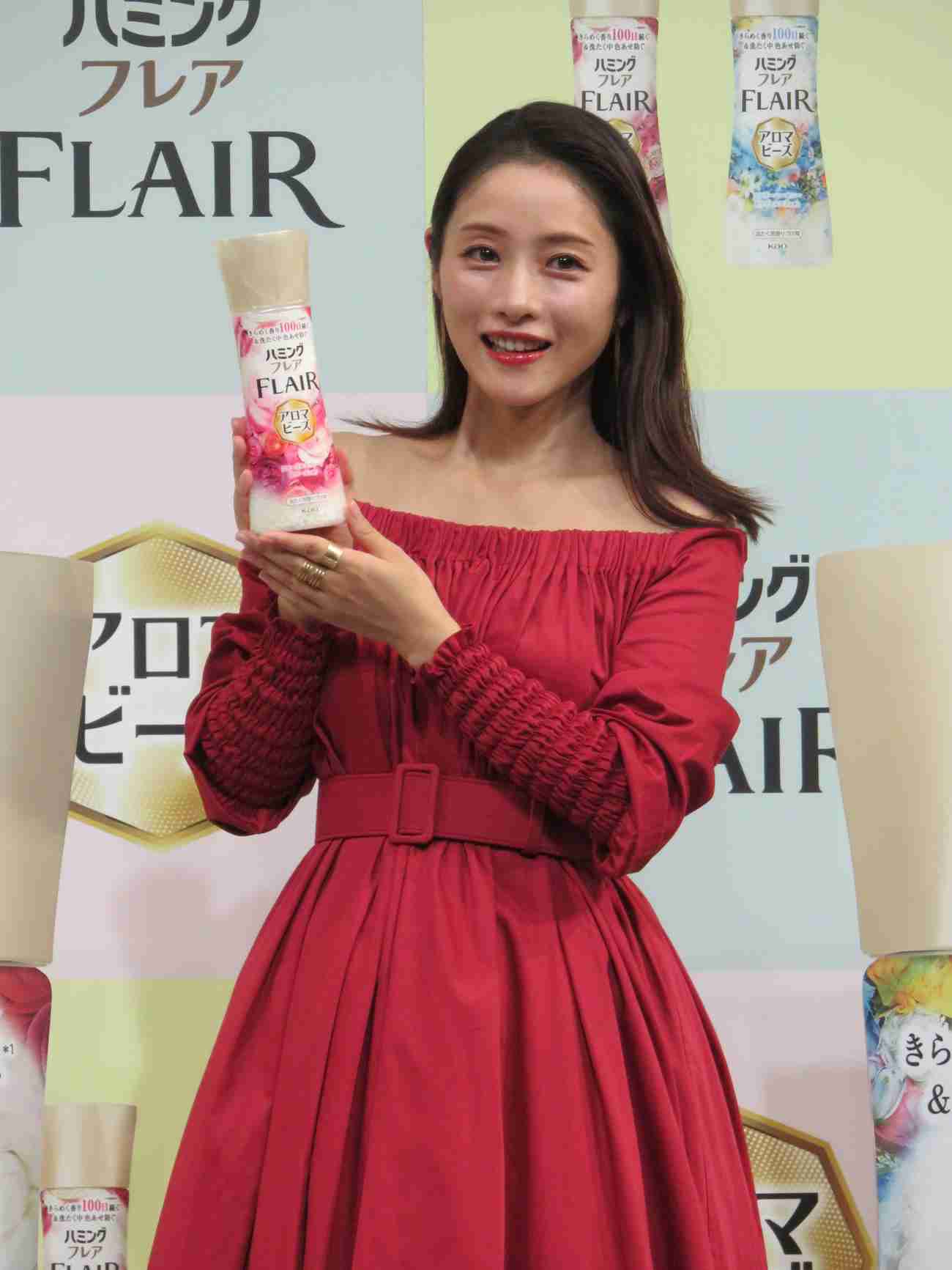 石原さとみ第2子出産後、赤ドレスで初の公の場 「子が夜泣きして…」明かすも笑顔