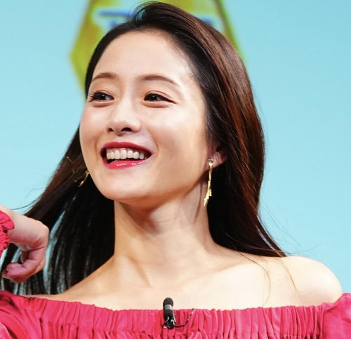 石原さとみ第２子出産後、赤ドレスで初の公の場　「子が夜泣きして…」明かすも笑顔 - 芸能 : 日刊スポーツ