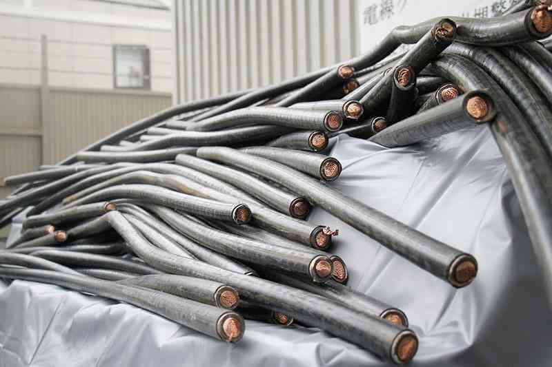 中学校を破壊…プールの更衣室、マンホールからケーブル強奪　無職の28歳ら逮捕　停電になり生徒ら給食中止、さらに短縮授業、復旧費用は500万円超に｜埼玉新聞｜埼玉の最新ニュース・スポーツ・地域の話題
