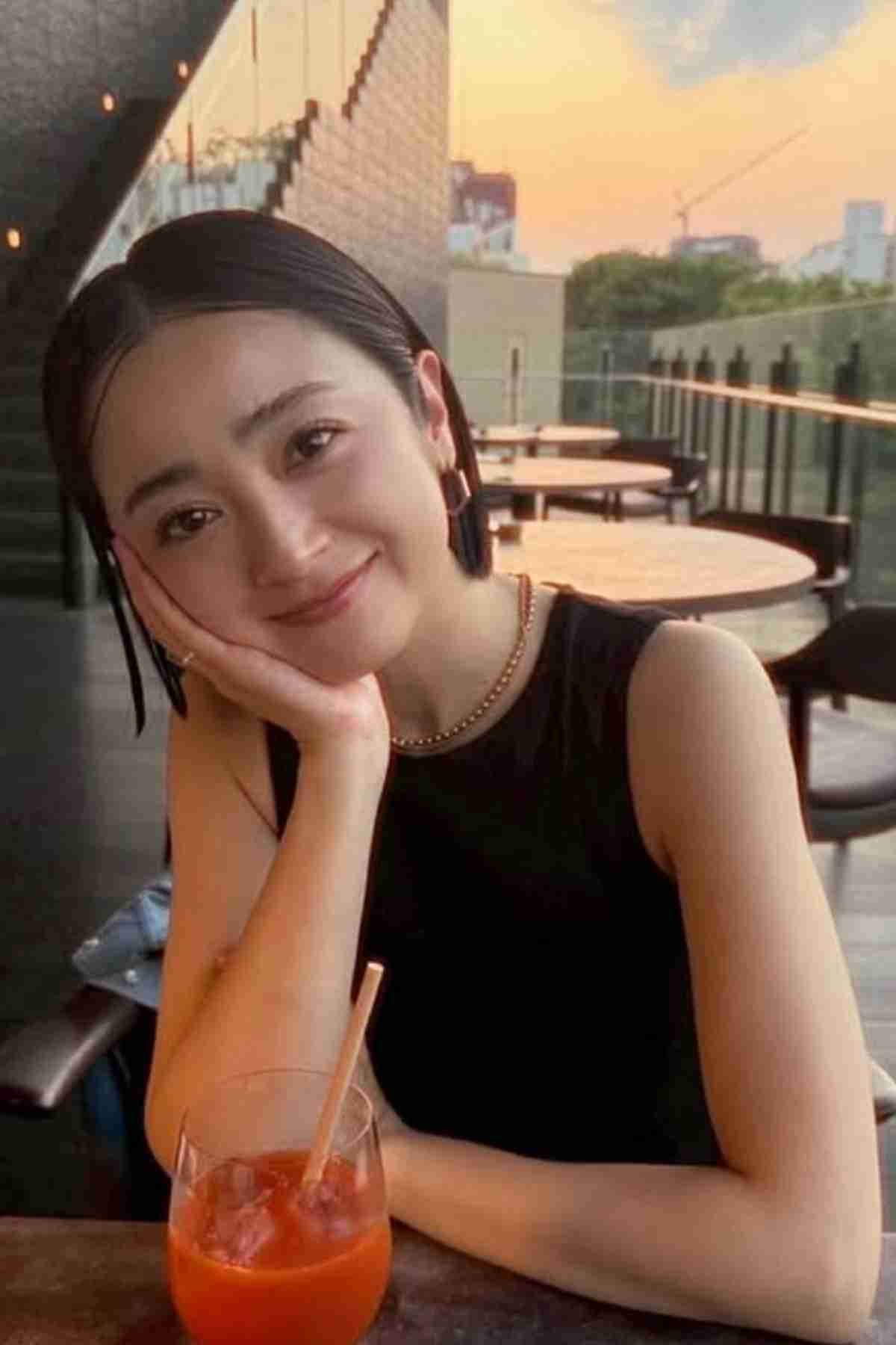 《“奇跡の40代”安達祐実に半同棲の新パートナー》離婚から2年、長男と暮らす自宅から愛車でカレを勤務先に送迎…「手をフリフリ」の熱愛生活