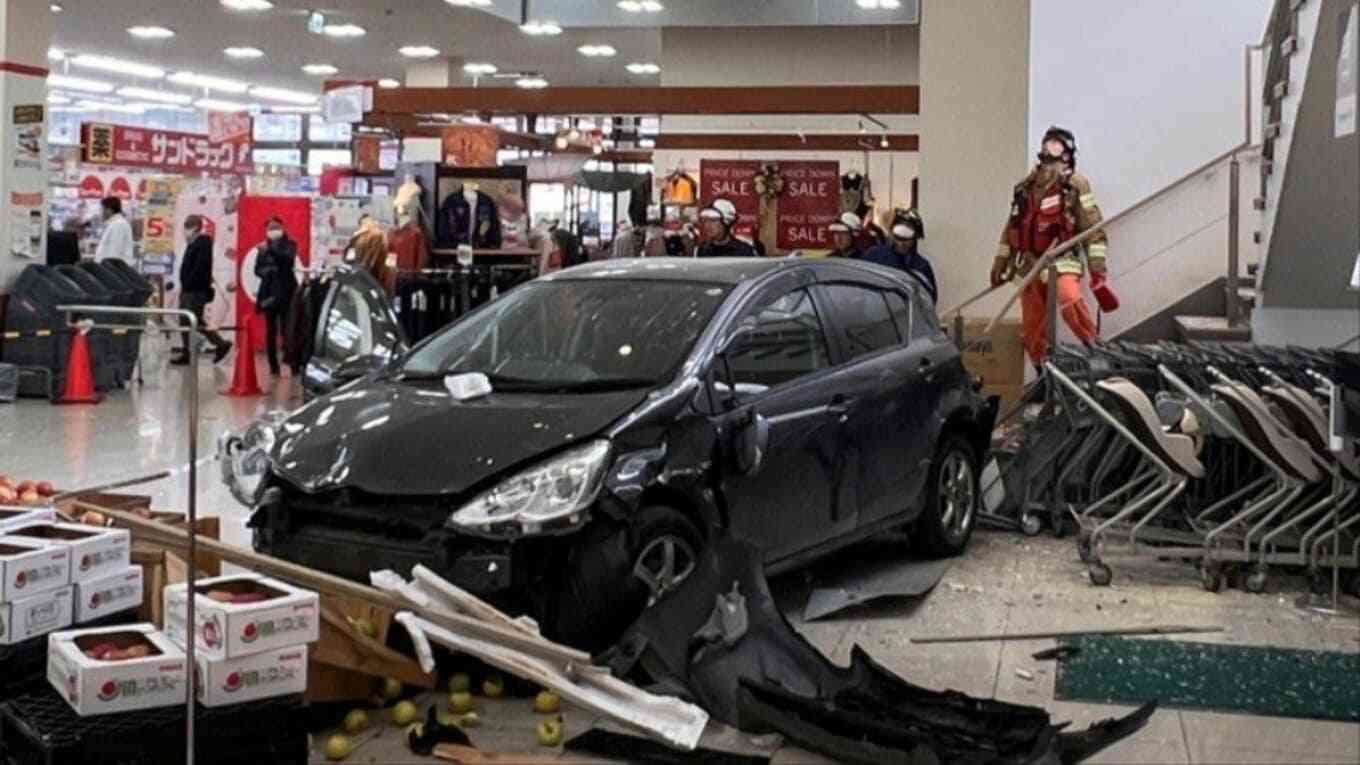 スーパー屋上の駐車場から乗用車が店内に転落　1人がケガ…2階店舗入り口から進入か　北海道釧路市