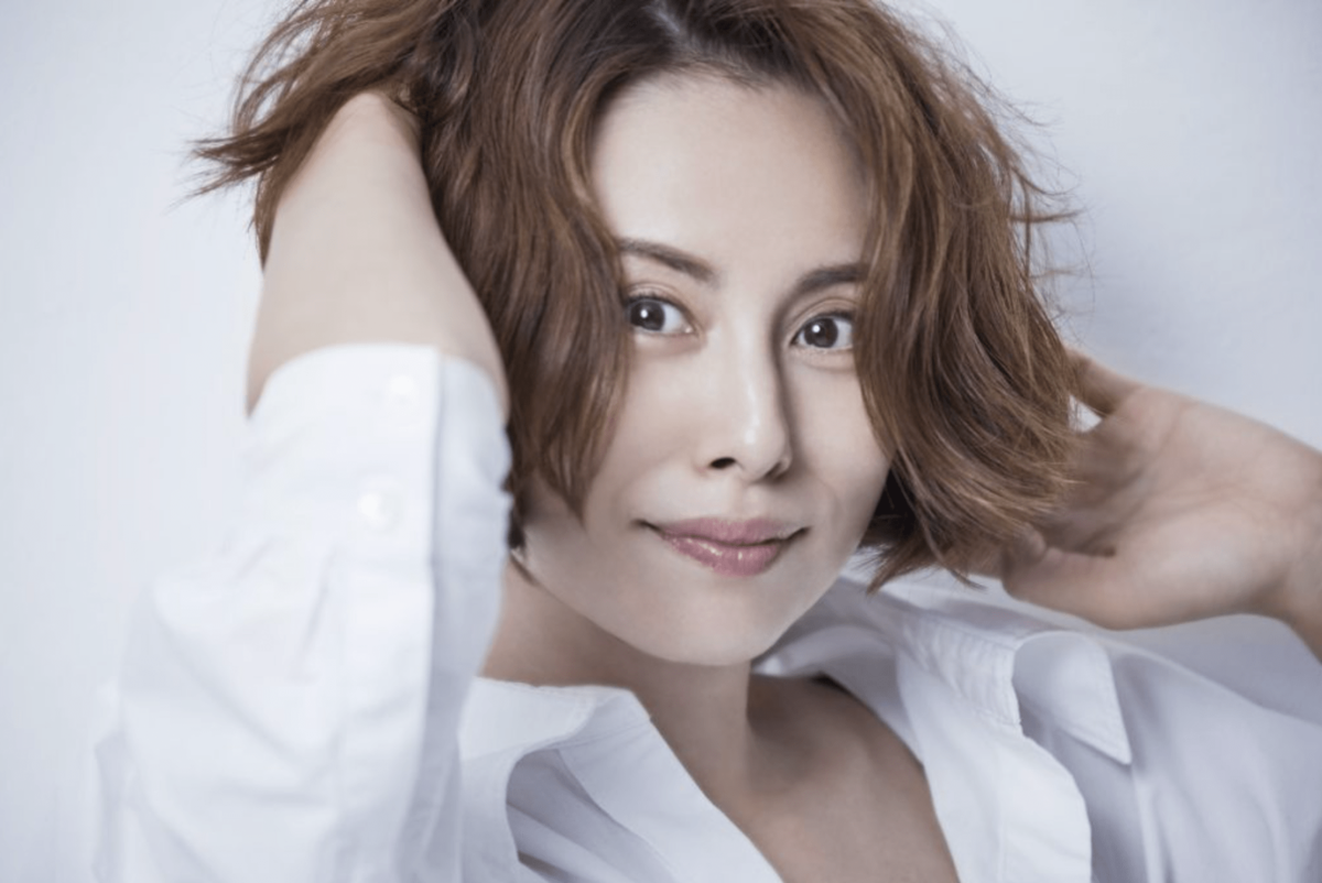 【衝撃スクープ③】目元は窪み、虚ろな表情で…米倉涼子（50）アルゼンチン人ダンサー恋人との「異変2ショット」衝撃撮《マトリ内偵中に…》 | 文春オンライン
