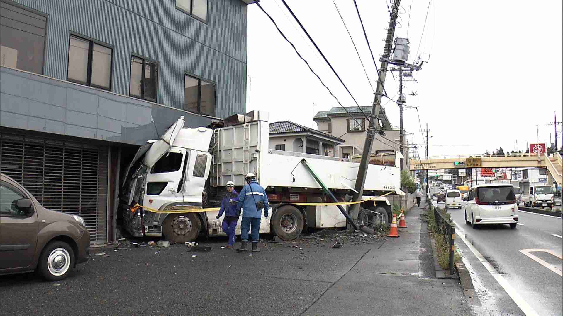 住人「地震かと思った」大型トラックが中央分離帯乗り越え対向車と衝突　道路沿いの建物に突っ込む　埼玉・朝霞市