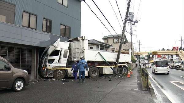 「地震かと思った」大型トラックが中央分離帯乗り越え対向車と衝突…４台絡む事故　2人搬送も意識あり　埼玉・朝霞市｜FNNプライムオンライン