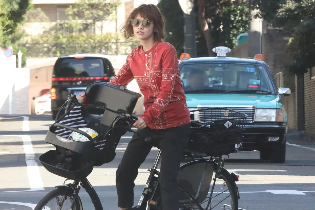 「4人のお世話なんてキツイよ」山田優 “週5で育児代行”告白が物議もファンは支持…本誌が見ていた小栗旬との“支え愛”子育て姿