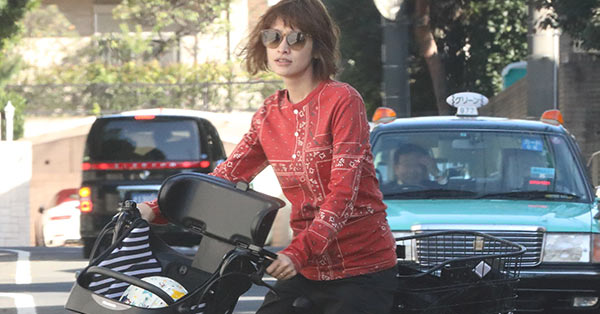 「4人のお世話なんてキツイよ」山田優　“週5で育児代行”告白が物議もファンは支持…本誌が見ていた小栗旬との“支え愛”子育て姿 | 女性自身