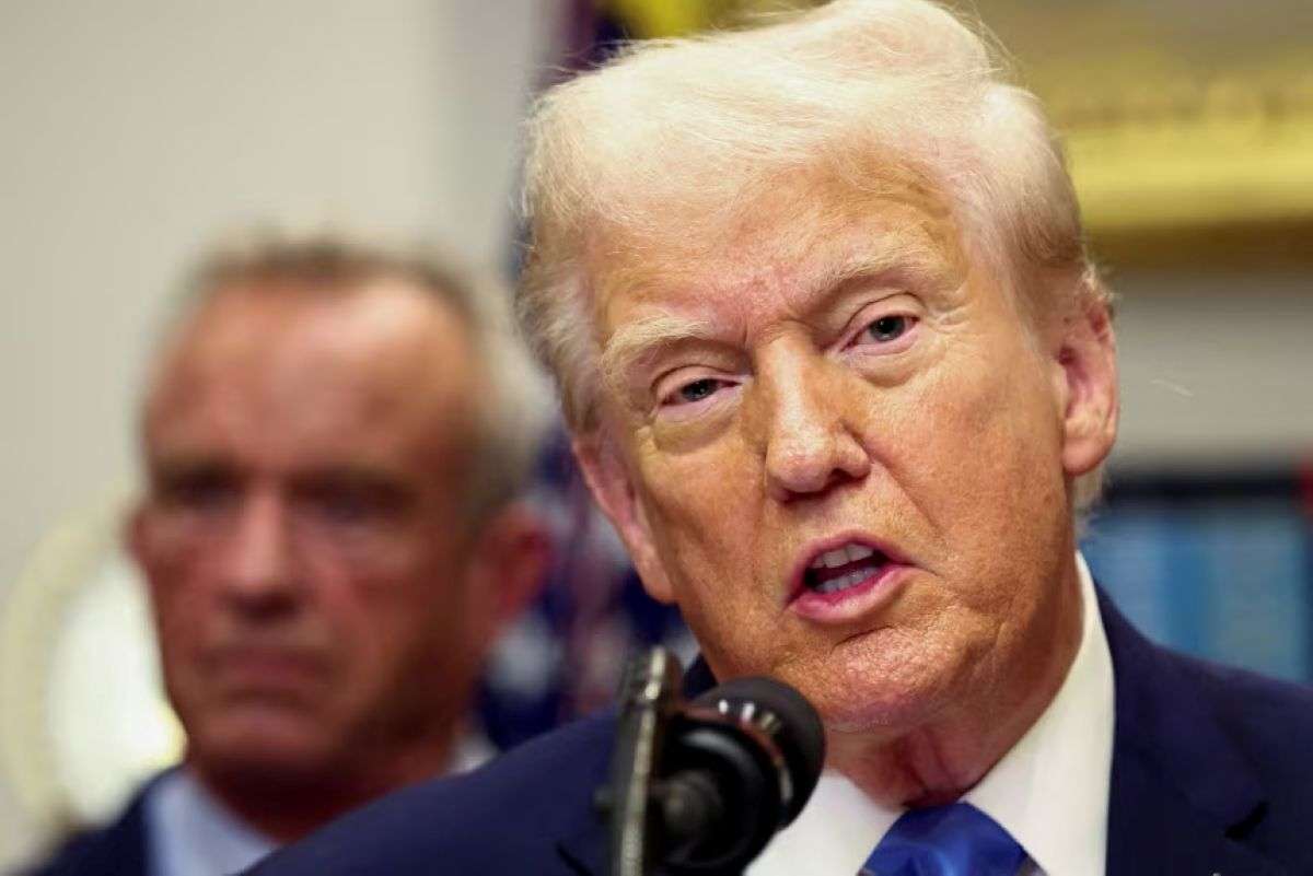 トランプ氏、新型コロナとインフルのワクチン接種受ける 今年2回目の健康診断で - CNN.co.jp