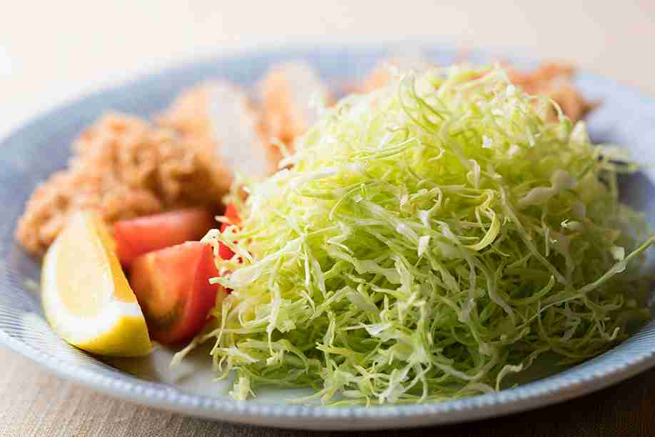 ポイントは3つ！ とんかつ屋さんの 「ふわふわキャベツ」の作り方・切り方 | 三越伊勢丹の食メディア | FOODIE（フーディー）