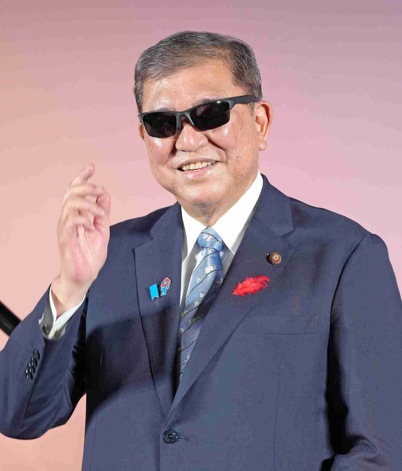 “激レア”石破首相のサングラス姿にSNS反響「増税メガネではなかった」「メンインブラック」