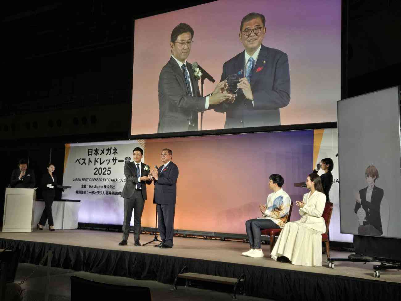 “激レア”石破首相のサングラス姿にSNS反響「増税メガネではなかった」「メンインブラック」