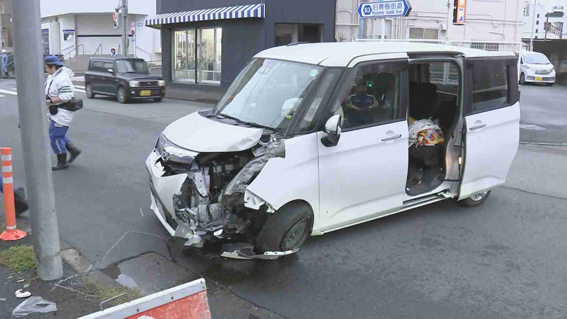 乗用車が電柱に正面衝突 乗車していた子どもが意識不明の重体で病院搬送 東京・青梅市
