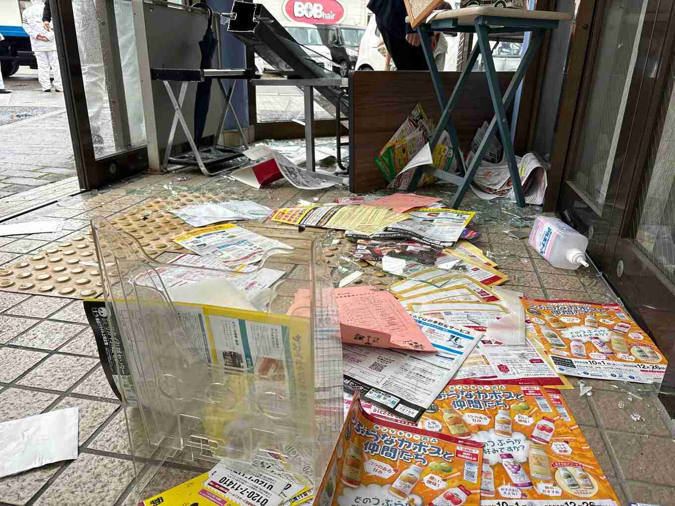 郵便局に軽乗用車衝突…運転は高齢女性「アクセルとブレーキを間違えた」同乗の孫が軽傷見込み 郵便局は営業中止に