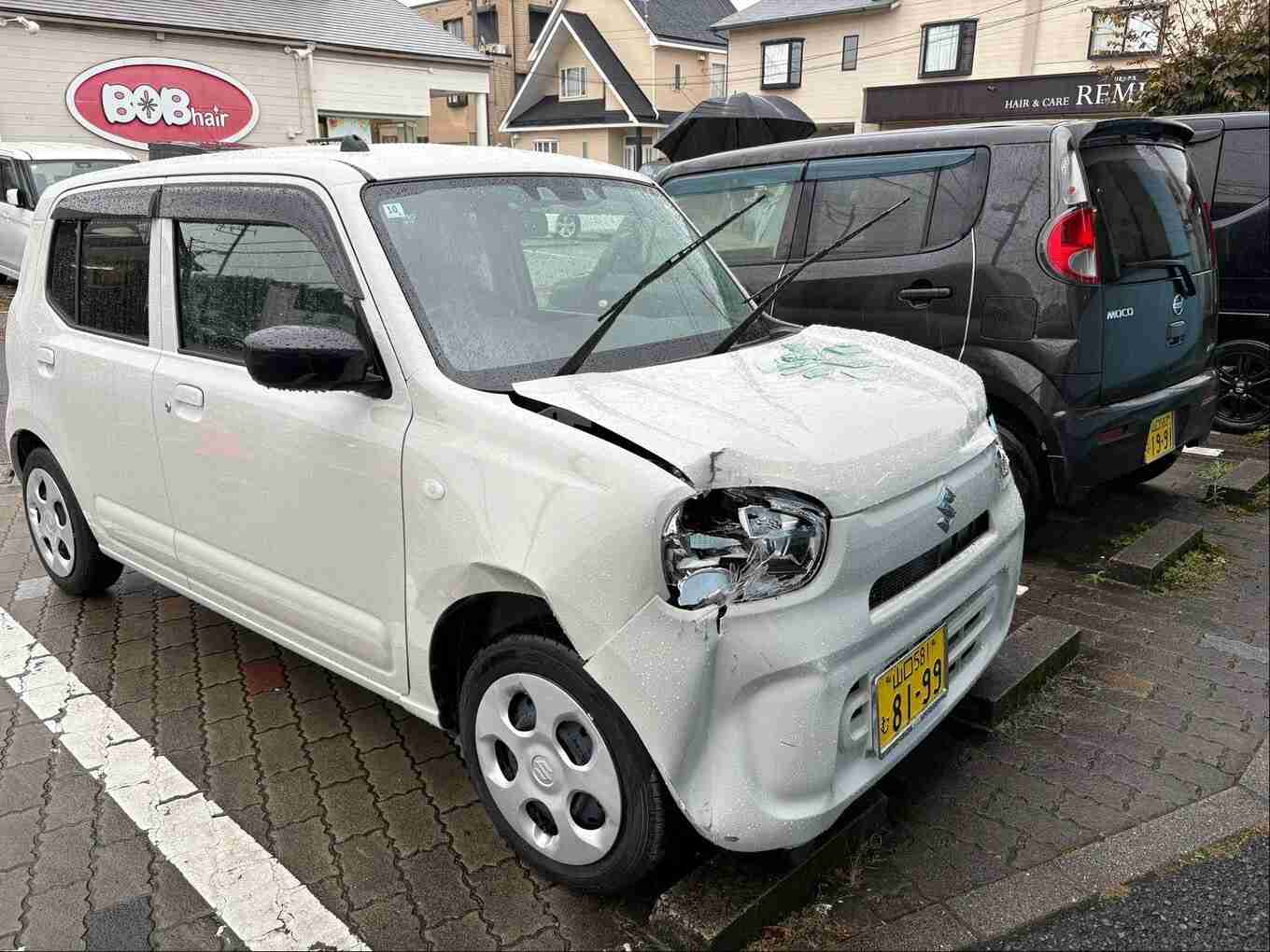 郵便局に軽乗用車衝突…運転は高齢女性「アクセルとブレーキを間違えた」同乗の孫が軽傷見込み 郵便局は営業中止に
