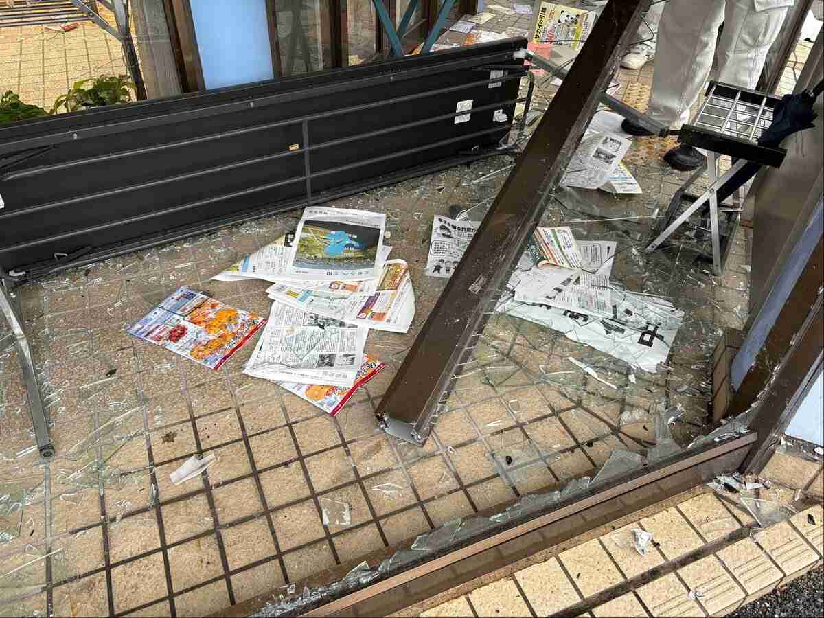 郵便局に軽乗用車衝突…運転は高齢女性「アクセルとブレーキを間違えた」同乗の孫が軽傷見込み 郵便局は営業中止に | TBS NEWS DIG
