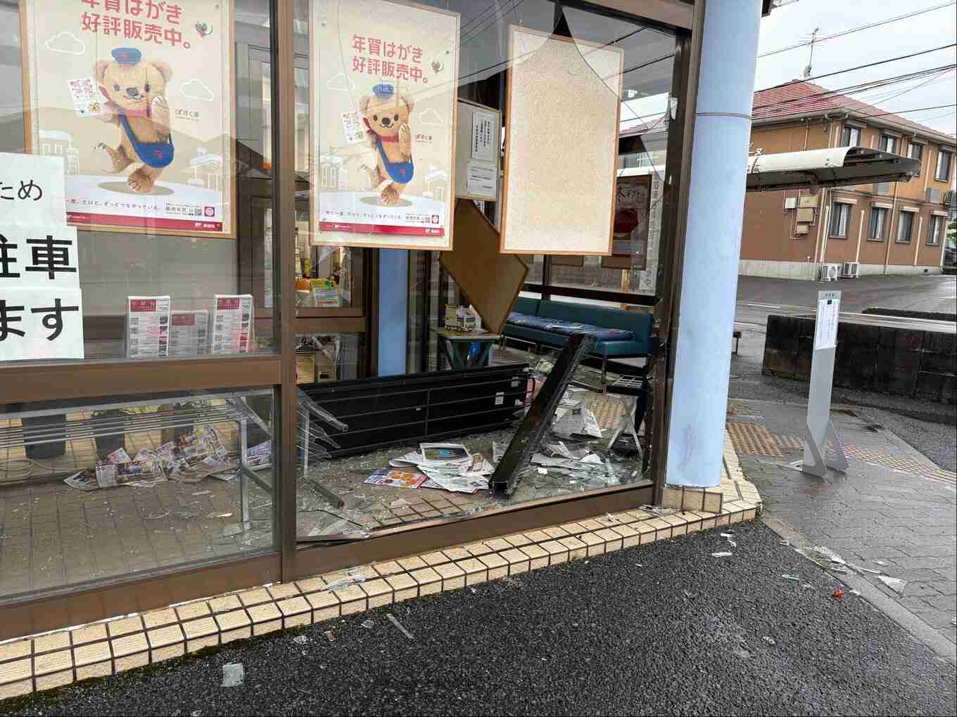 郵便局に軽乗用車衝突…運転は高齢女性「アクセルとブレーキを間違えた」同乗の孫が軽傷見込み 郵便局は営業中止に