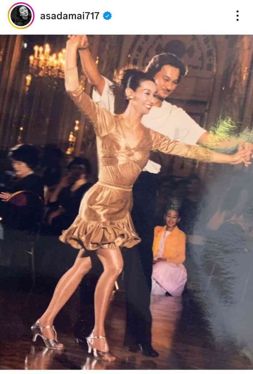 浅田姉妹の「両親が美男美女でびっくり」社交ダンス姿…姉の舞が公開「そっくり」「素敵なママとパパ」