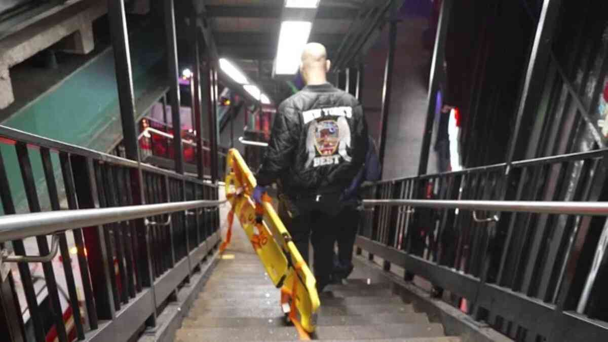 「地下鉄サーフィン」中の事故か、１０代の少女２人が駅で死亡　米ＮＹ - CNN.co.jp