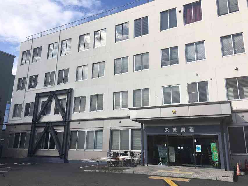 「短いスカート女性に興味」　生徒に成り済まし横浜市内の高校に侵入、盗撮か　容疑の男を逮捕（カナロコ by 神奈川新聞） - Yahoo!ニュース