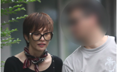 目元は窪み、虚ろな表情で…米倉涼子(50)アルゼンチン人ダンサー恋人との「異変2ショット」衝撃撮《マトリ内偵中に…》