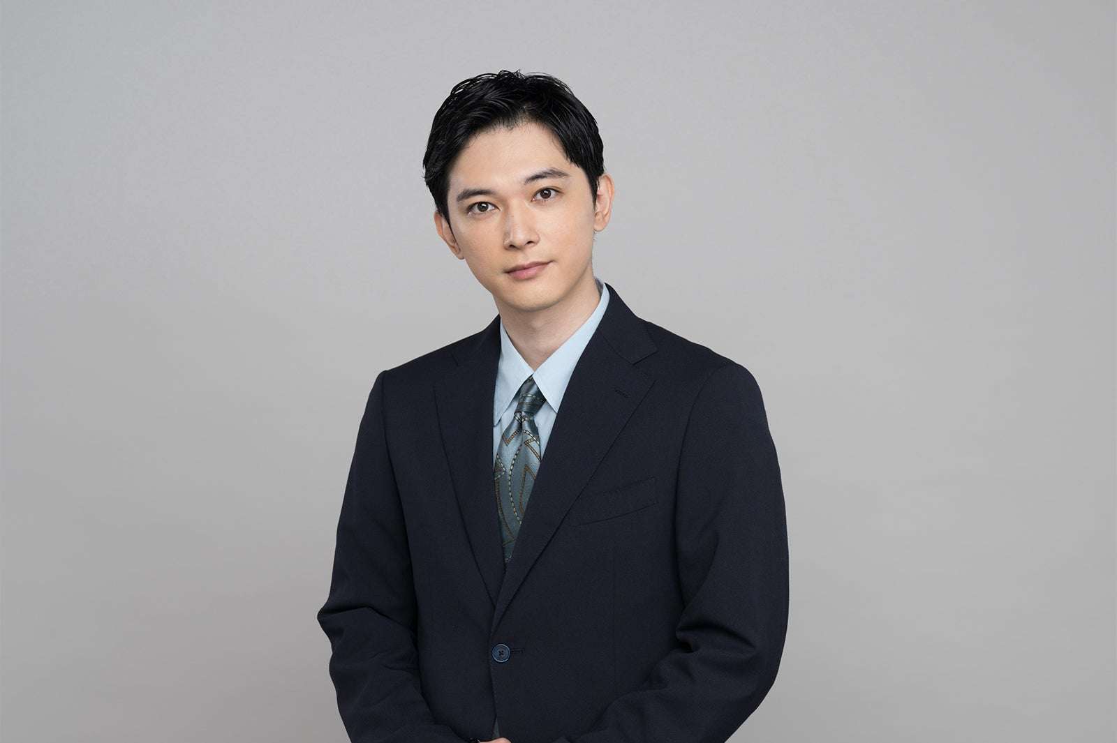 吉沢亮、朝ドラ「ばけばけ」英語セリフが「難しくて絶望しております(笑)」“秀才教師”錦織さんの役作り【インタビュー前編】 - モデルプレス