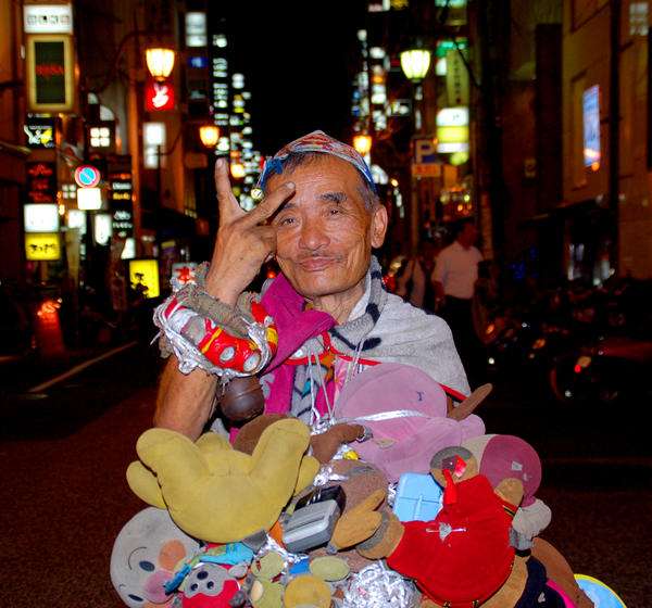 「広島の名士」と呼ばれた男、路上生活の「広島太郎」さん亡くなる　奇抜な格好で繁華街に出没、最期は施設で | ガールズちゃんねる - Girls Channel -