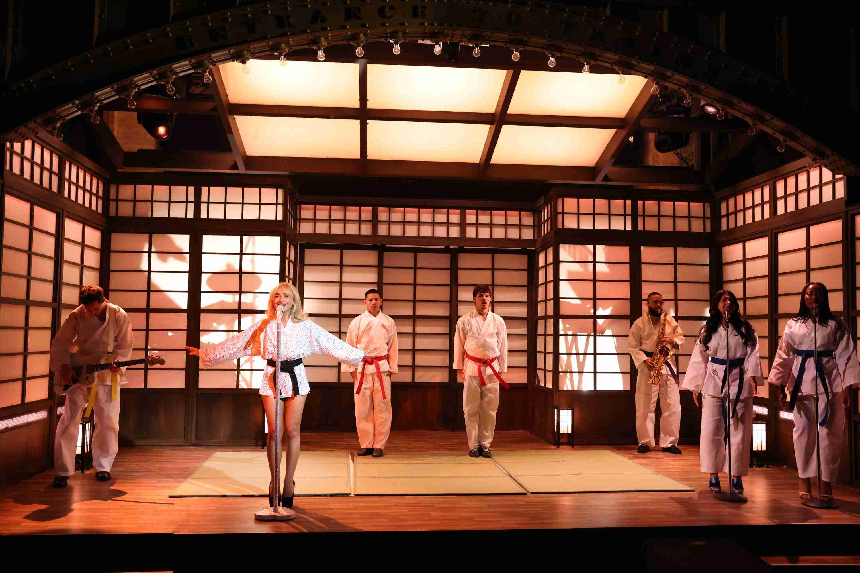 「畳に靴はありえない」リナ・サワヤマ、サブリナ・カーペンターの「和風」セットに苦言