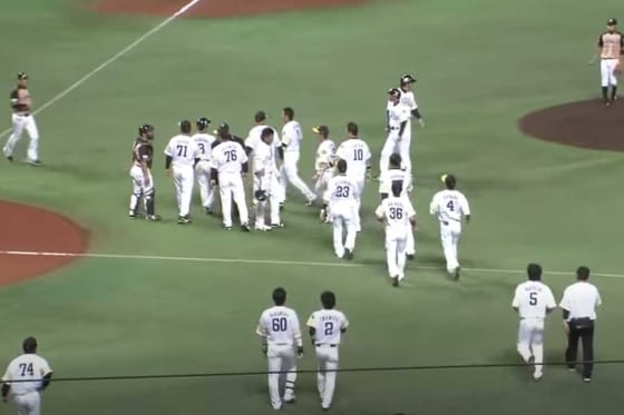 【球界名場面】若かりし鷹・柳田がひと睨み　死球に怒り露わ、両軍ベンチ飛び出す事態に | Full-Count