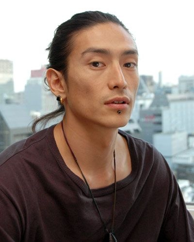俳優復帰から2年…伊勢谷友介〝雰囲気ガラリ〟最新ショットにファン仰天「渋みが増した」「年々色っぽく」「唯一無二の存在」
