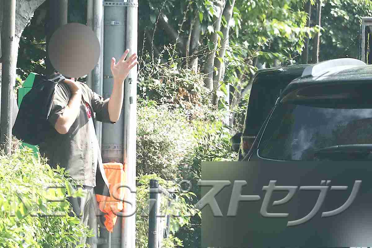 《“奇跡の40代”安達祐実に半同棲の新パートナー》離婚から2年、長男と暮らす自宅から愛車でカレを勤務先に送迎…「手をフリフリ」の熱愛生活