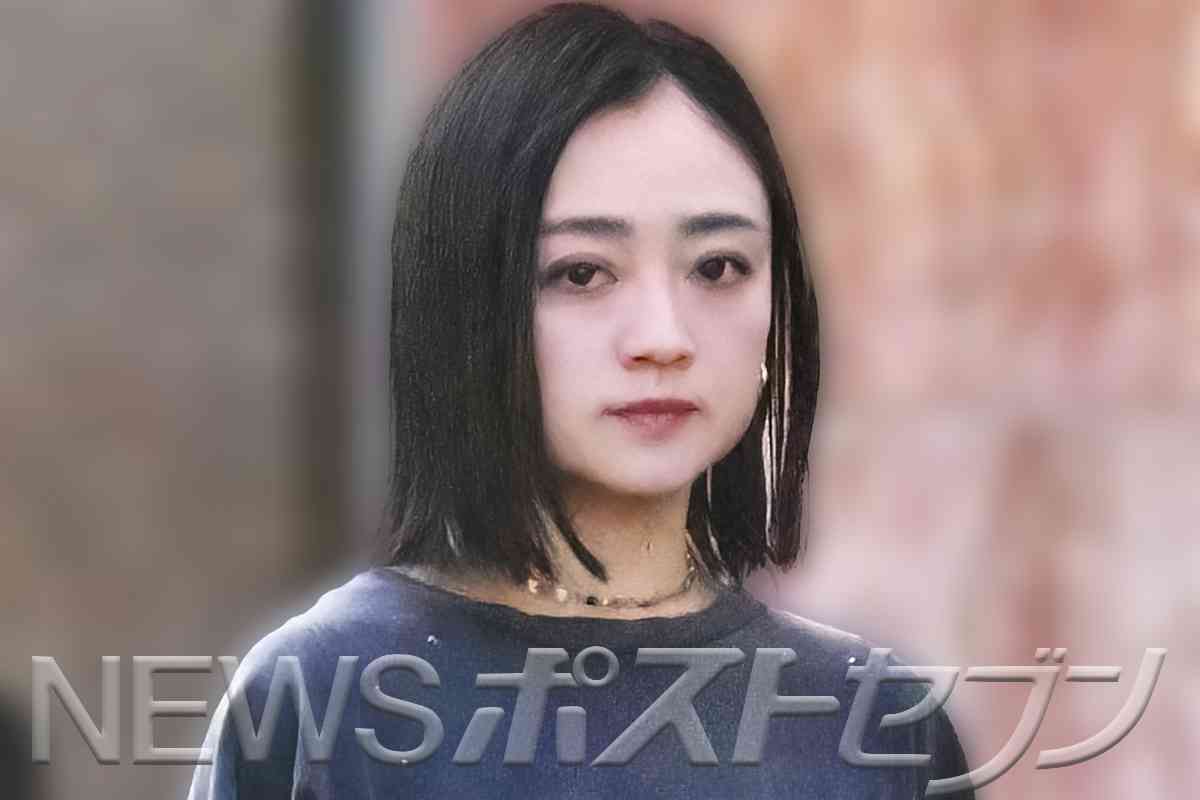 《“奇跡の40代”安達祐実に半同棲の新パートナー》離婚から2年、長男と暮らす自宅から愛車でカレを勤務先に送迎…「手をフリフリ」の熱愛生活｜NEWSポストセブン