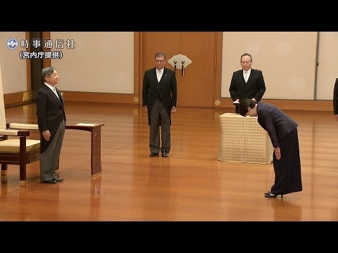 天皇陛下から任命を受ける高市首相