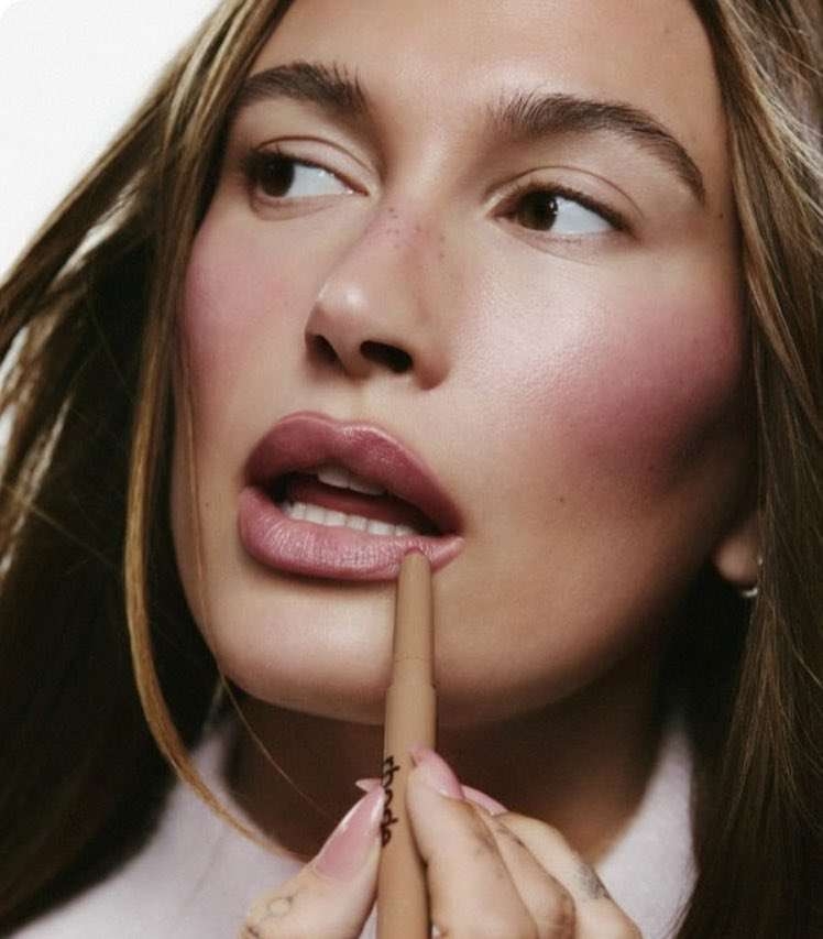 口紅を塗ると顔が伸びる