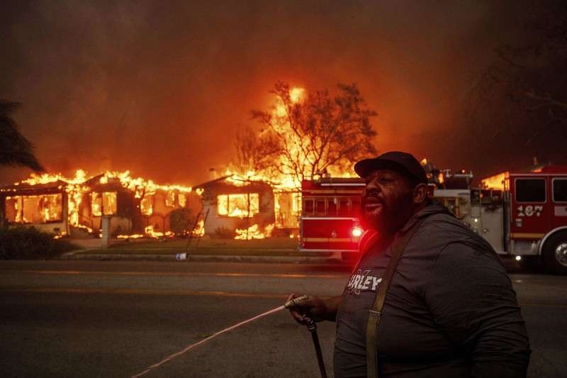 LAで山火事、15万人に避難命令　ハリウッド近くの高級住宅街も被害