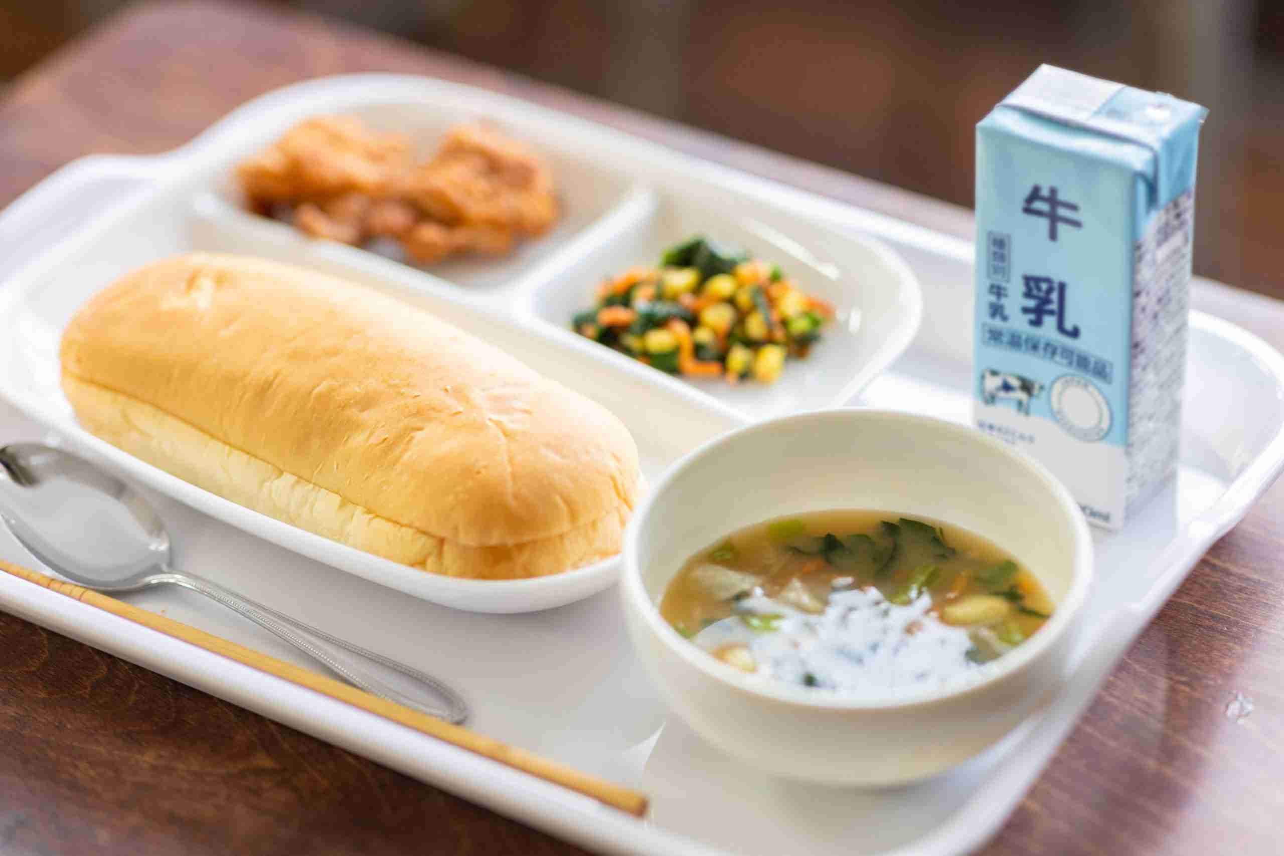         学校給食の質が下がり、教員が払う給食費は「1.5倍」に…手放しで喜べない“給食無償化”に現役教員が嘆き節  |  日刊SPA!    