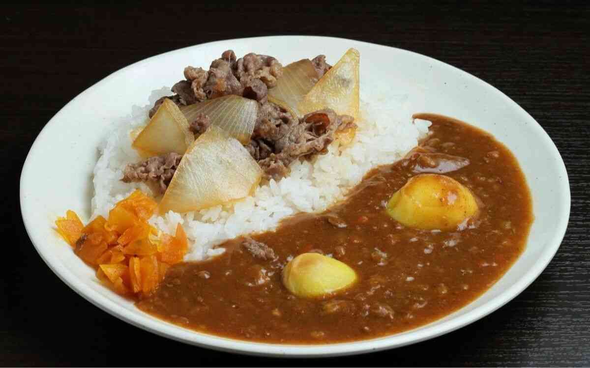 しゃぶ葉のすき焼きだしで煮込んだ“牛肉カレー”が滋味深かった！〈アレンジ「しめメニュー」4選〉 | 文春オンライン