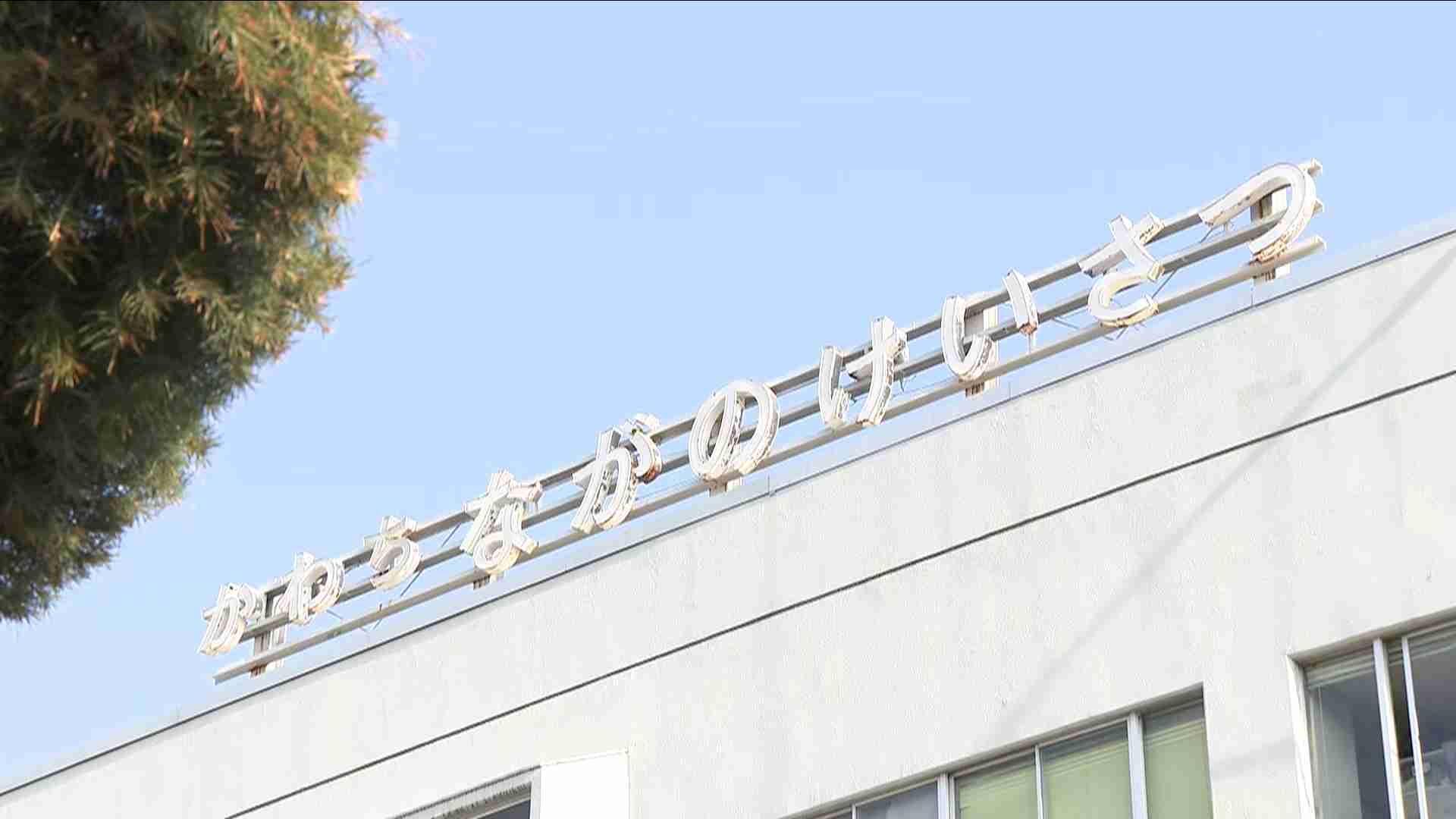 「西日がまぶしくて・・・」　７１歳の男が運転する車が西向きに交差点に進入した際に歩行者と衝突する事故を起こす　歩行者の女性が死亡