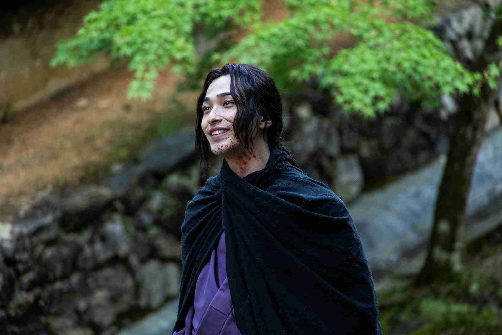 横浜流星、岡田准一主演「イクサガミ」サプライズ出演決定 血飛沫浴びながら笑み浮かべる場面写真解禁 - モデルプレス