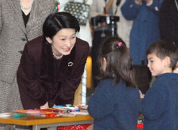 紀子さまツリー点灯式に／出産後、初めて単独公務 | 全国ニュース | 四国新聞社