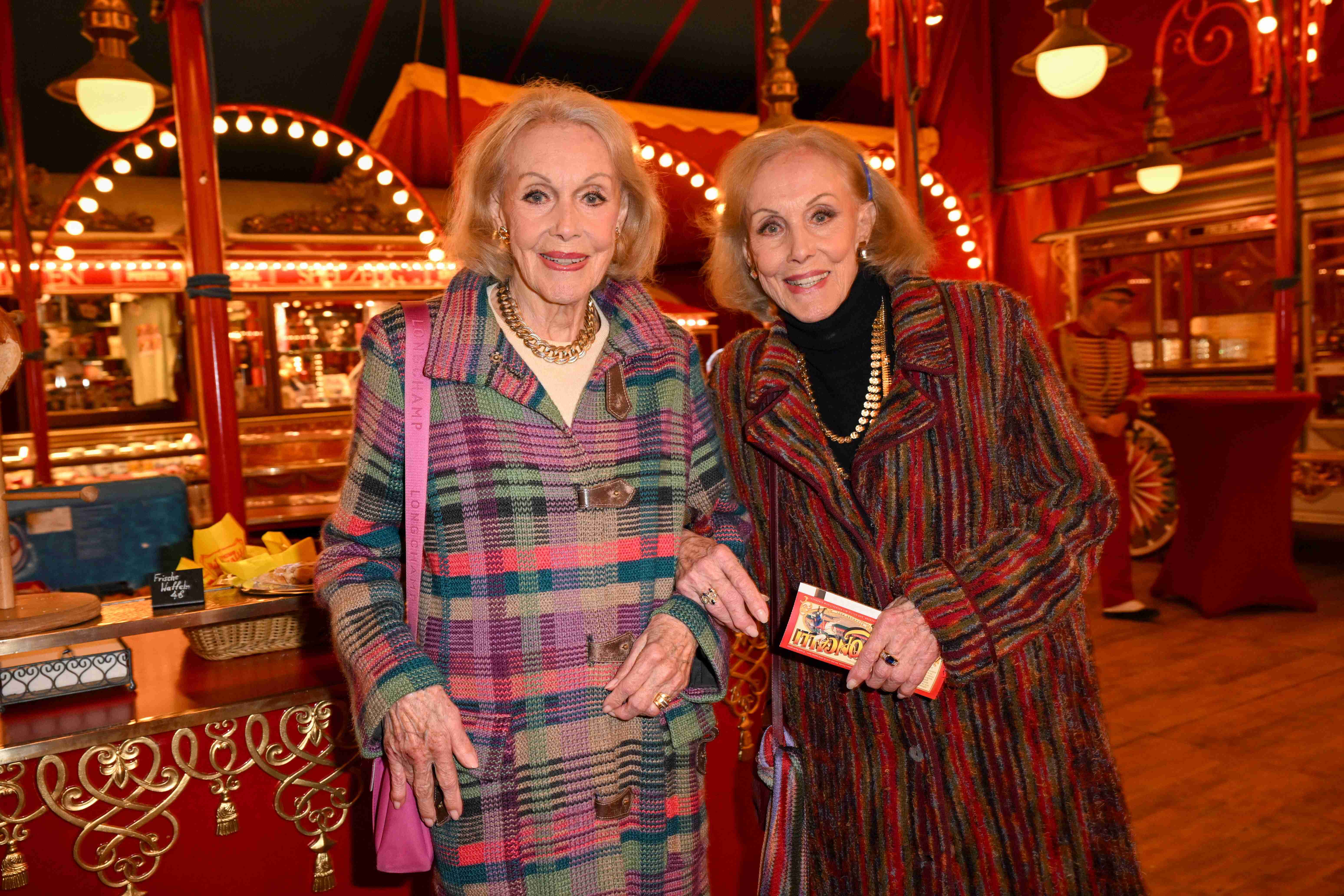 ドイツの人気双子「ケスラー姉妹」89歳、自殺幇助で共に死