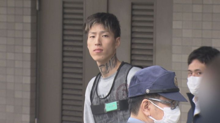 《市営住宅で0歳児らを7時間置き去り》「『お前のせいだろ！』と男の人の怒号が…」“首タトゥー男”北島遥生容疑者と妻・エリカ容疑者が住んでいた“恐怖の部屋”、住民が通報