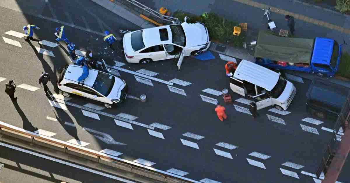 車が歩行者はね十数人負傷、2人重体　運転手は身柄確保　東京・足立 | 毎日新聞