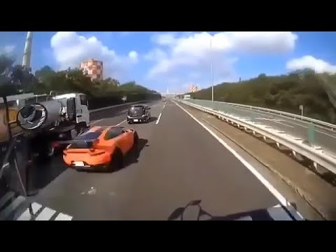【ドラレコ事故映像】追突の瞬間映像（スローあり）　ポルシェ湾岸首都高事故 Bb　追突事故 2020/08/02