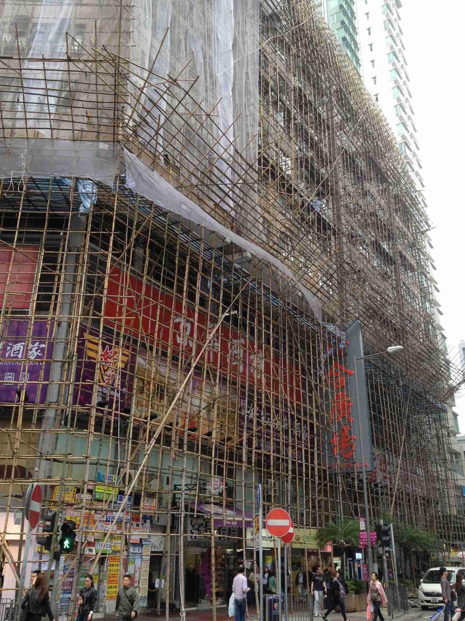 香港火災、現場では何度も爆発音　「家族が取り残された」訴える姿も