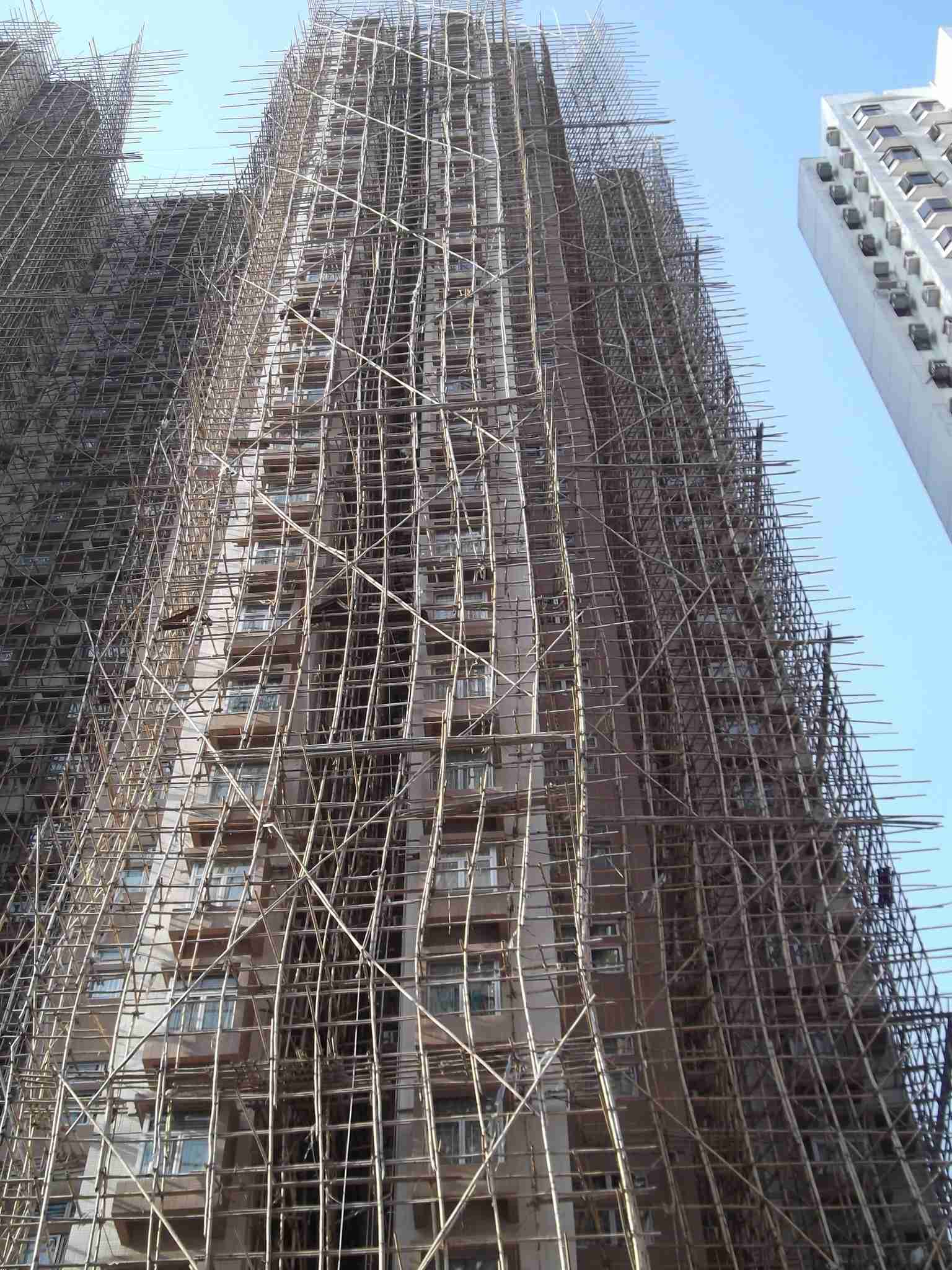 香港火災、現場では何度も爆発音　「家族が取り残された」訴える姿も