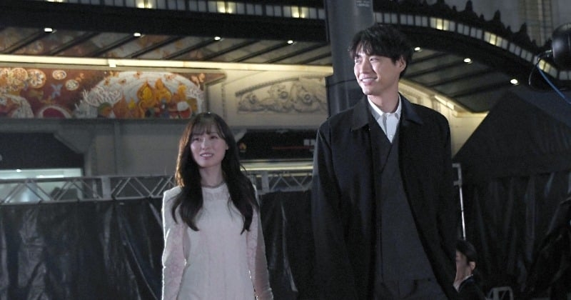 福士蒼汰＆福原遥、なんば駅前サプライズ登場…大歓声　異例のレッドカーペット、関西弁さく裂「めっちゃすきやねん！」  | オリコンニュース（ORICON NEWS）